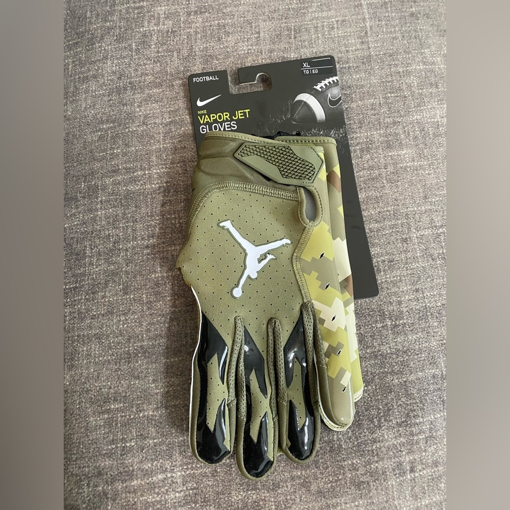 Nike jordan vapor jet football gloves size XL camo salute
